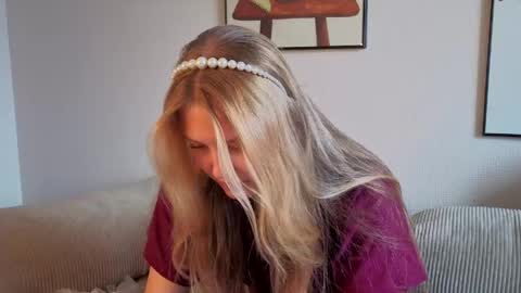 Snapshot of lil_tasty33 chatting on May 6, 7:02 am Emma online show from May 6, 7:02 am