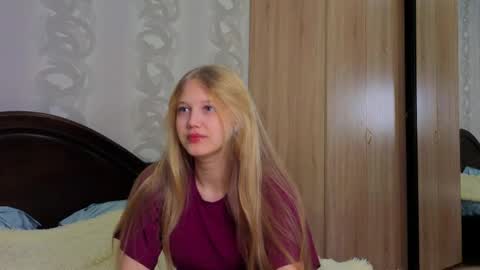 Snapshot of lil_tasty33 chatting on May 18, 2:07 am Emma online show from May 18, 2:07 am
