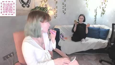 Snapshot of lilac_muse chatting on June 8, 2:56 am Lili online show from June 8, 2:56 am