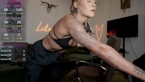 Snapshot of lilah_fit chatting on July 17, 10:58 pm Lilah Fit online show from July 17, 10:58 pm