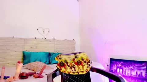 Snapshot of lilah_sweet chatting on April 19, 6:21 pm Lilah Sweet online show from April 19, 6:21 pm