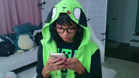 Snapshot of lileviemarie chatting on October 2, 2:51 am evie online show from October 2, 2:51 am