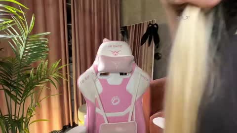 Lili online show from April 8, 10:59 am