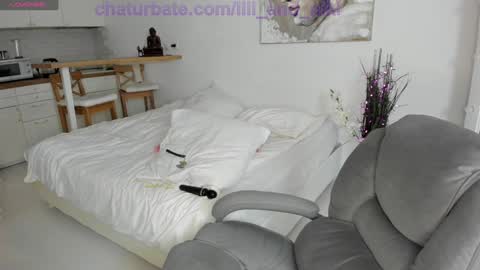 Snapshot of lili_and_niki chatting on January 31, 9:26 pm Lilith Nickol online show from January 31, 9:26 pm