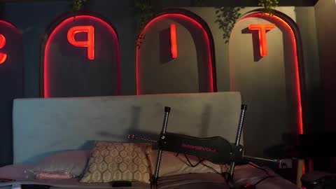 Snapshot of lili_cox chatting on February 4, 1:50 pm Lili online show from February 4, 1:50 pm