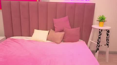 Lilli  follow me kiss online show from August 4, 10:07 am
