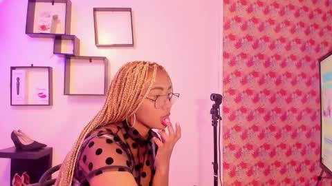 Snapshot of lili_harvey chatting on October 7, 2:31 am Lili online show from October 7, 2:31 am