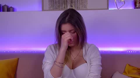 Mia online show from February 3, 3:38 pm