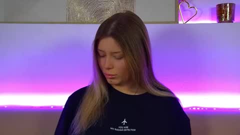 Mia online show from February 9, 1:35 pm