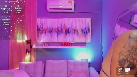 holis soy lily chang no olvides el pulgar arriba es muy importante para mi 3 independent model online show from April 16, 7:47 pm