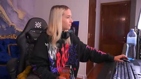 lilielfie online show from October 1, 6:52 am