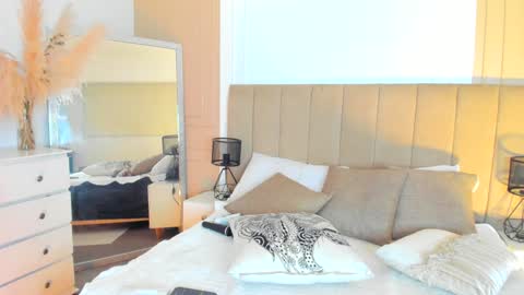 Lili  online show from February 2, 4:15 am