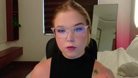 Lilith Bonheur online show from March 31, 11:05 pm