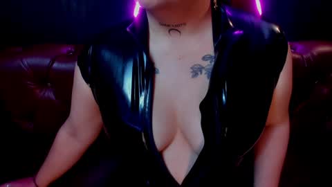 Snapshot of lilith_levonee_ chatting on December 24, 6:33 am Lilith online show from December 24, 6:33 am