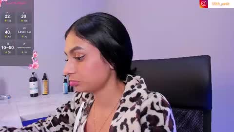 Snapshot of lilith_petit_ chatting on July 5, 1:23 am Lili petit online show from July 5, 1:23 am