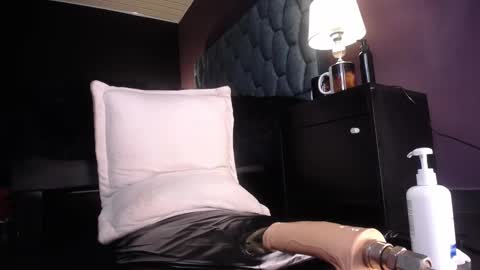 Snapshot of lilla_rossy chatting on October 19, 12:33 am lilla_rossy online show from October 19, 12:33 am