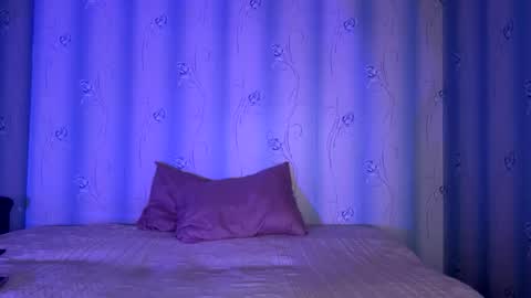 Snapshot of lillian_charm chatting on March 21, 8:19 am Lillian online show from March 21, 8:19 am