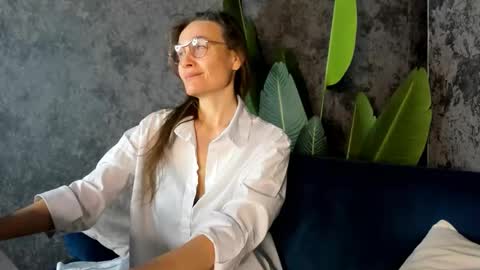 lillian_white1 online show from October 20, 11:49 pm