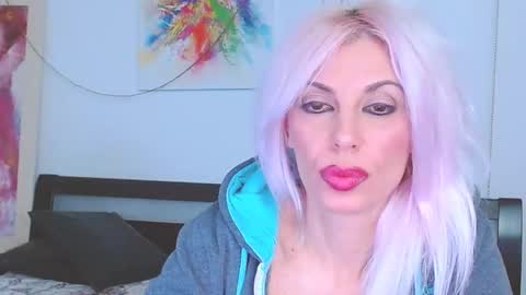 Lara online show from February 15, 9:15 pm