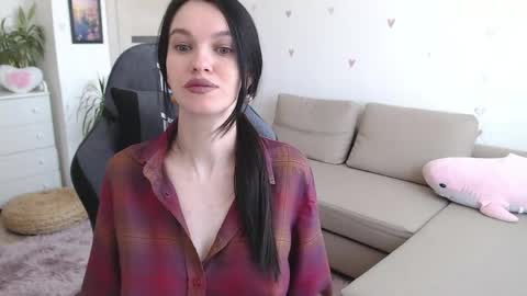 lilliyves online show from April 21, 9:04 am