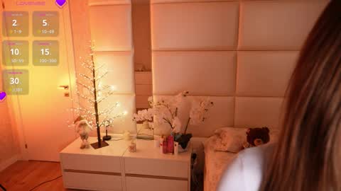 Snapshot of lilly_colins chatting on February 13, 7:32 pm Lilly Colins online show from February 13, 7:32 pm