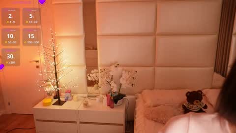 Lilly Colins online show from March 8, 7:50 pm