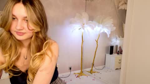 Snapshot of lilly_eyes chatting on March 28, 1:00 pm Lilly online show from March 28, 1:00 pm