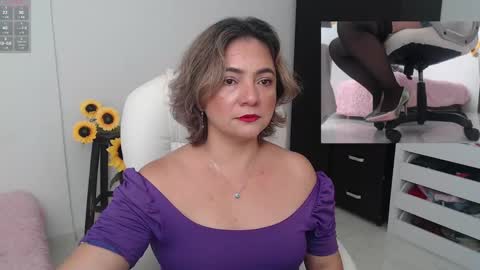 Snapshot of lilly_milf chatting on December 2, 11:51 pm Lilly online show from December 2, 11:51 pm