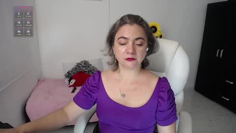 Snapshot of lilly_milf chatting on December 28, 4:30 pm Lilly online show from December 28, 4:30 pm