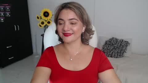 Snapshot of lilly_milf chatting on February 6, 1:32 pm Lilly online show from February 6, 1:32 pm