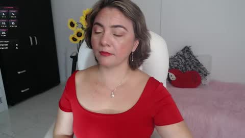 Snapshot of lilly_milf chatting on February 19, 1:39 pm Lilly online show from February 19, 1:39 pm