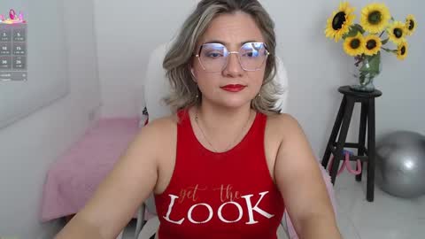 Snapshot of lilly_milf chatting on September 16, 2:51 pm Lilly online show from September 16, 2:51 pm