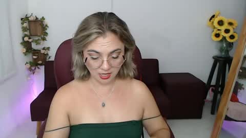 Snapshot of lilly_milf chatting on May 25, 5:41 pm Lilly online show from May 25, 5:41 pm