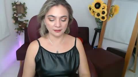 Snapshot of lilly_milf chatting on June 13, 4:27 pm Lilly online show from June 13, 4:27 pm