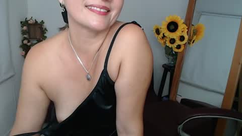 Snapshot of lilly_milf chatting on June 16, 3:58 pm Lilly online show from June 16, 3:58 pm