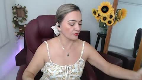 Snapshot of lilly_milf chatting on June 22, 3:42 pm Lilly online show from June 22, 3:42 pm