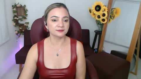 Snapshot of lilly_milf chatting on June 24, 5:23 pm Lilly online show from June 24, 5:23 pm