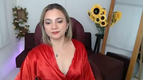 Snapshot of lilly_milf chatting on June 26, 9:19 pm Lilly online show from June 26, 9:19 pm