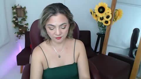 Snapshot of lilly_milf chatting on July 6, 3:36 pm Lilly online show from July 6, 3:36 pm