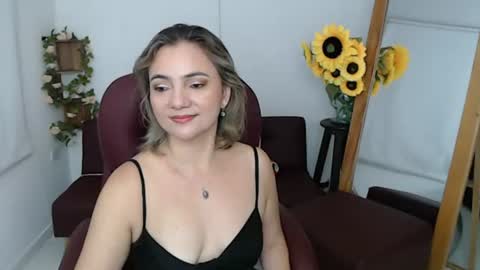 Snapshot of lilly_milf chatting on July 17, 3:50 pm Lilly online show from July 17, 3:50 pm
