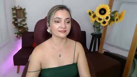 Snapshot of lilly_milf chatting on July 20, 3:36 pm Lilly online show from July 20, 3:36 pm
