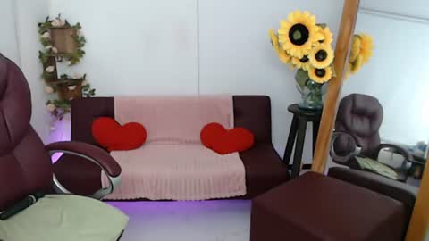 Snapshot of lilly_milf chatting on July 24, 7:56 pm Lilly online show from July 24, 7:56 pm
