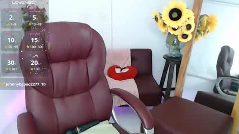 Snapshot of lilly_milf chatting on July 28, 5:12 pm Lilly online show from July 28, 5:12 pm