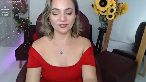 Snapshot of lilly_milf chatting on July 30, 3:33 pm Lilly online show from July 30, 3:33 pm
