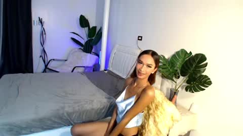 Snapshot of lillyholland_xx chatting on February 12, 4:01 am lillyholland online show from February 12, 4:01 am