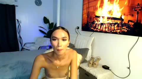 Snapshot of lillyholland_xx chatting on February 14, 2:33 pm lillyholland online show from February 14, 2:33 pm