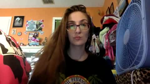Snapshot of lillylushabae chatting on May 8, 8:47 pm hi guys im back on here 3 online show from May 8, 8:47 pm