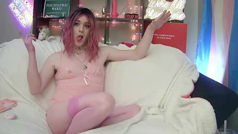 Snapshot of lillyvtrap chatting on February 16, 12:18 am lillyVonT online show from February 16, 12:18 am