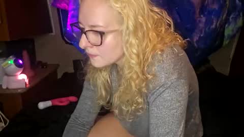 LilPies  online show from November 30, 6:06 am