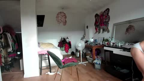Snapshot of lilvenice7 chatting on June 27, 6:24 pm lilvenice7 online show from June 27, 6:24 pm